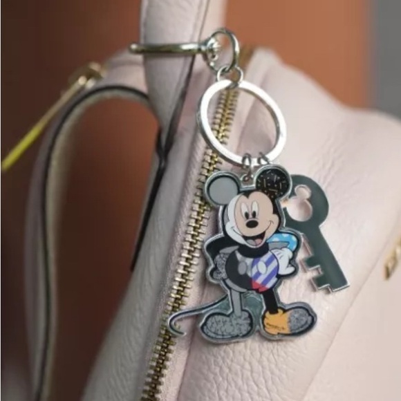 BNWT MICKEY MOUSE 100TH ANNIVERSARY KEYCHAIN BY POP ARTIST ROMERO BRITTO 2023 - Picture 3 of 9